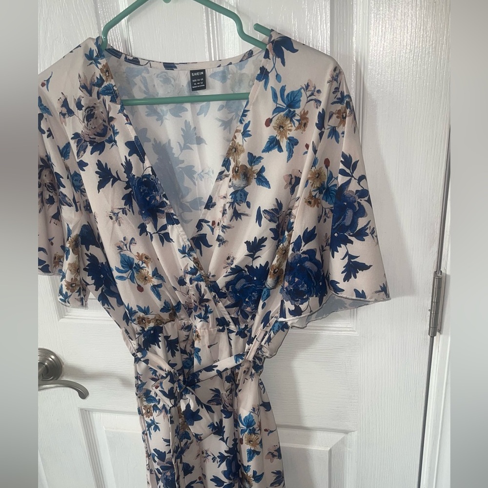 SHEIN Blue and Tan Floral Romper with Flutter Sleeves in Size XL - Picture 4 of 12